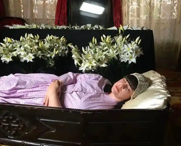 80后女孩拍下各地葬礼200万人追更很治愈