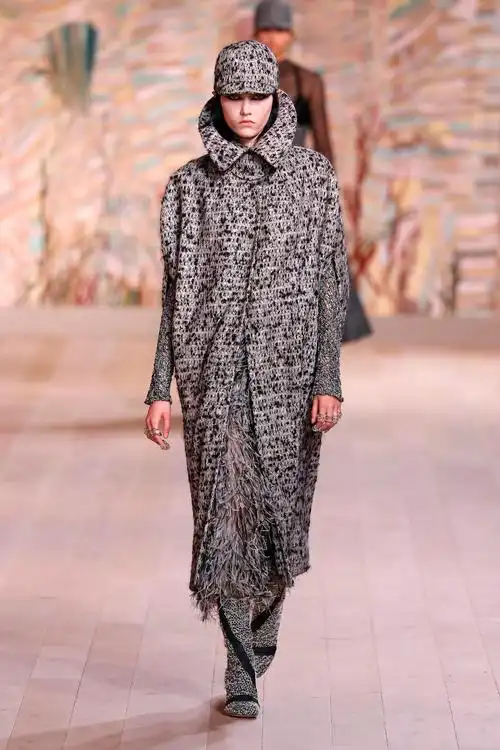 7月5日,模特在法国巴黎高级定制时装周上展示迪奥品牌2021/2022秋冬