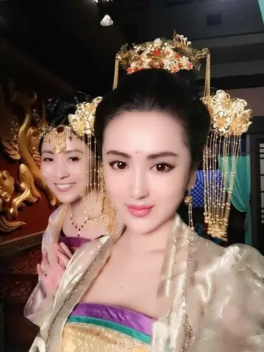 电影西梁女国曝照李艳冰华丽妩媚女王气场爆表