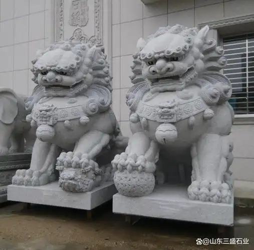 狮子本身就是万兽之王,其造型威风霸气,用优质石料进行雕刻制作,还能