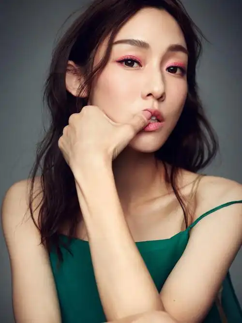 照片中范玮琪展现出不同往日的cool girl 中性风,超美锁骨更是惹眼吸