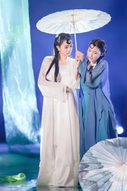 曾雪瑶献演青蛇致敬经典歌舞俱佳妖娆动人