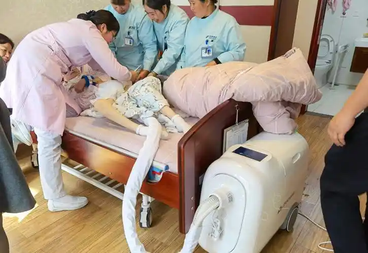 卧床老人怎样摆脱大小便失禁带来的困扰,护理机器人让您重获新生_生活