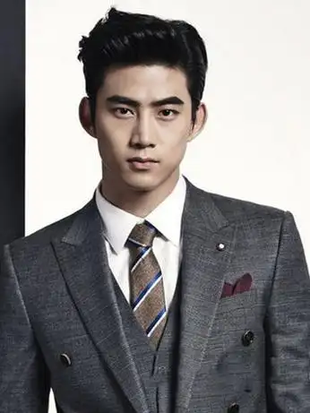 自来卷男人怎么做背头 自来卷的男生留什么发型好看