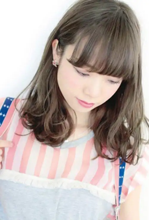 首页 玩发型 卷头发 天生自然卷适合什么发型 还你青春时尚卷烫发打造