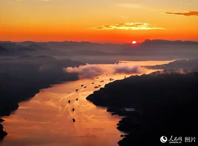 长江三峡 喷薄日出照大江