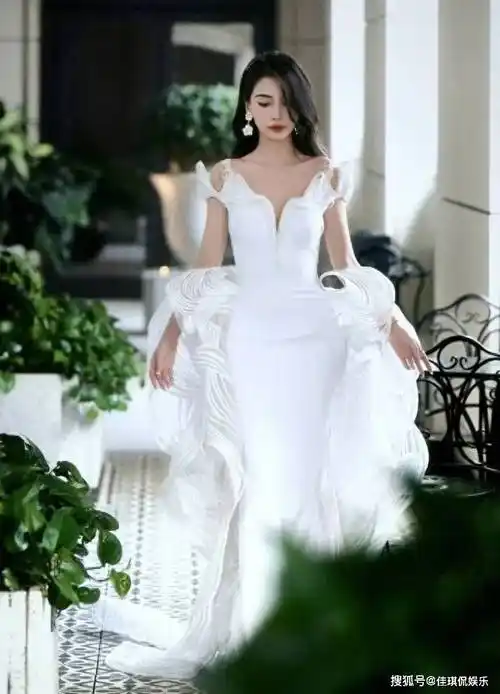 原创angelababy杨颖穿高定礼服亮相香港金像奖并和冯德伦一起颁奖