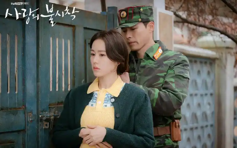 孙艺珍玄彬《爱的迫降》剧照图片壁纸