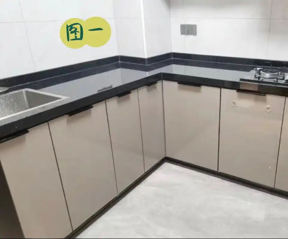 厨房灶台选用了黑金沙台面,现在要选柜门的颜色,集美们有空的都帮忙选