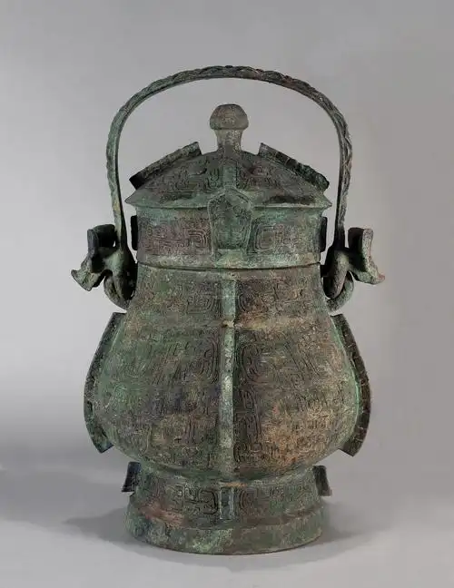 青铜饕餮纹提梁卣