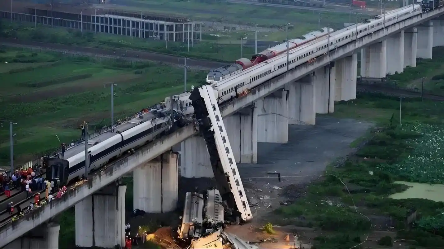 福州南)与d301(北京南～福州)在温州附近一隧道口前发生追尾事故