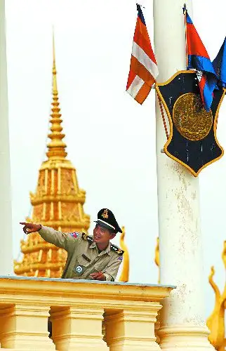 10月12日,一名柬埔寨警察在首都金边的王宫工作.(来源:江淮晨报)