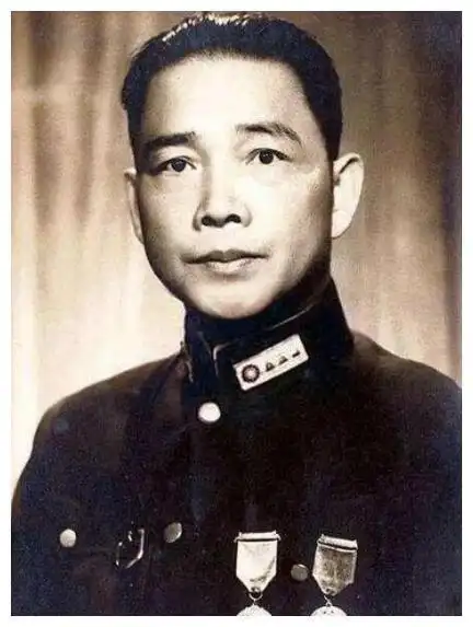 汪精卫儿子回国扫墓看见汪精卫跪像说了9个字转身就离开