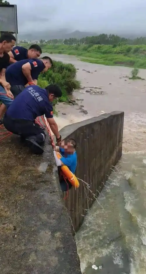 揭西河婆拦河坝下一男子被水困住,救援队紧急救助.