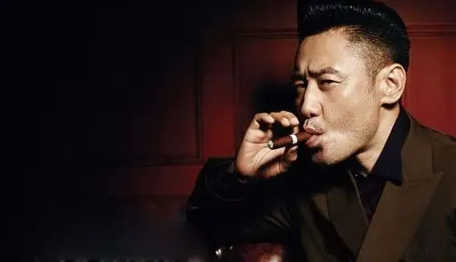 明星抽雪茄拍写真周润发笑容满面古天乐拿雪茄动作像新手