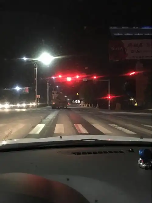 深夜里第一次一个人开车回家,以前总是跟孩子们一起,即使他们常常睡着