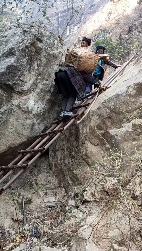 我是四川大凉山悬崖村 这是我们赶集背东西的一条路