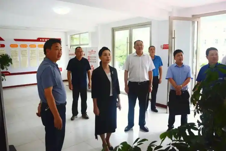 李芳到市乡村振兴局调研