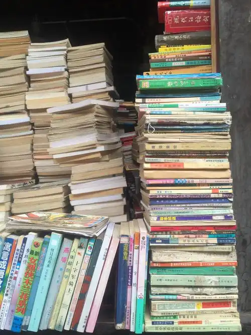 老人身旁的书,杂乱堆积,仿佛已-爱书书店图书馆