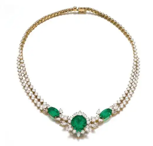 镶嵌3颗椭圆形切割祖母绿,分别重14.32ct,4.69ct和4.