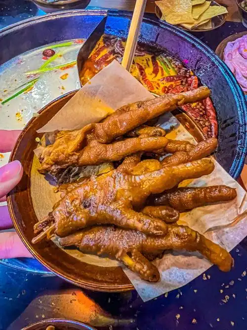 昆明美食丨瑞鼎城这家火锅店的卤鸡脚封神