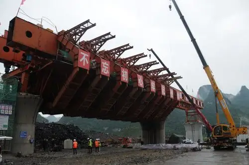 贵南高铁广西段首孔现浇梁混凝土浇注