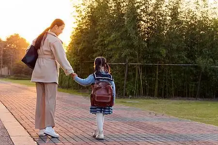 妈妈牵手妈妈接放学的女儿回家背景