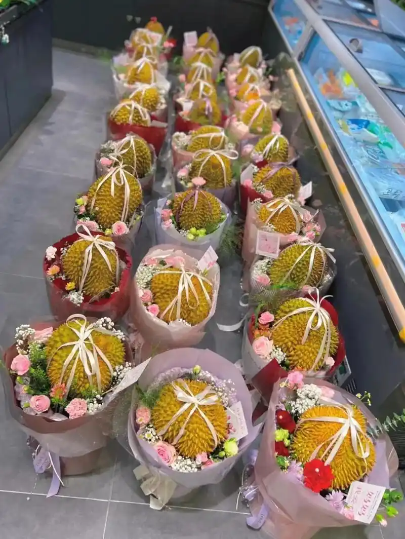 母亲节榴莲花束.母亲节的正确打开方式 [让我看看] 榴莲挑个 - 抖音