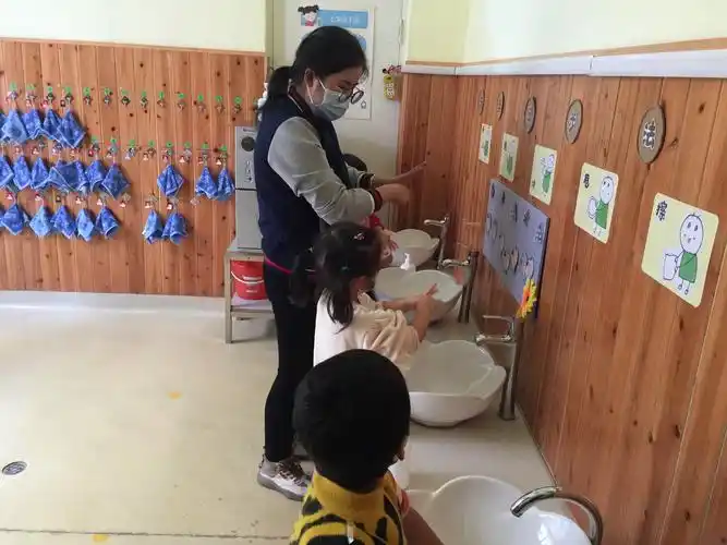 爱丁宝幼儿园小二班——正确洗手,病毒绕着走.