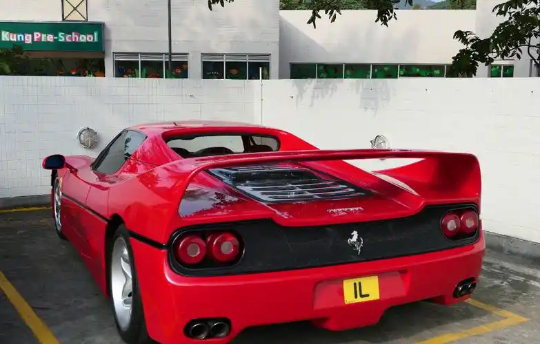 f50让当时的超级跑车们闻风丧胆,甚至有足够的资格参加fia gt1赛事