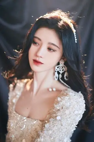 鞠婧祎东方风云榜红毯造型写真,白色亮片纱裙搭配珍珠发饰