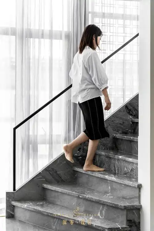 普普通通的楼梯也能设计出高级感?我瑞思拜了!