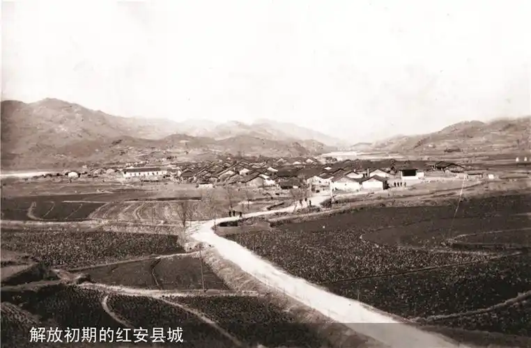 解放初期的红安县城.图片由红安县委宣传部提供