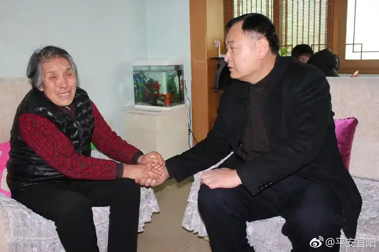 市局领导慰问宜阳县局因公牺牲民警家属