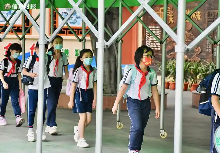 上午7点40 ,记者在海珠区后乐园街小学校门口看到,学生们身穿校服背着
