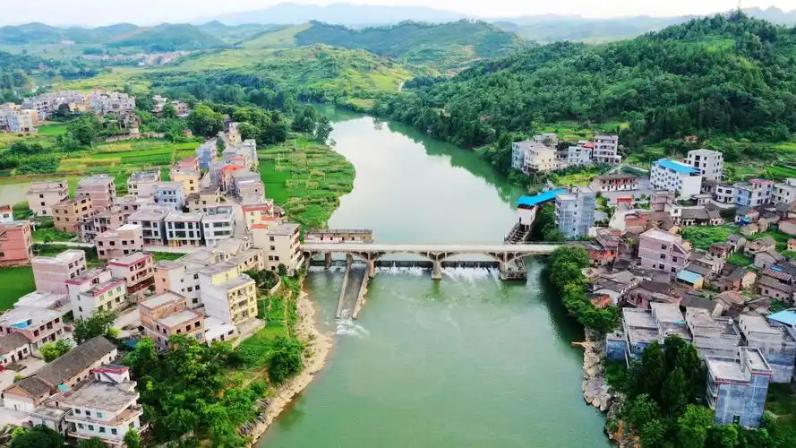 新田心安村"三桥同框"景如画(组图)