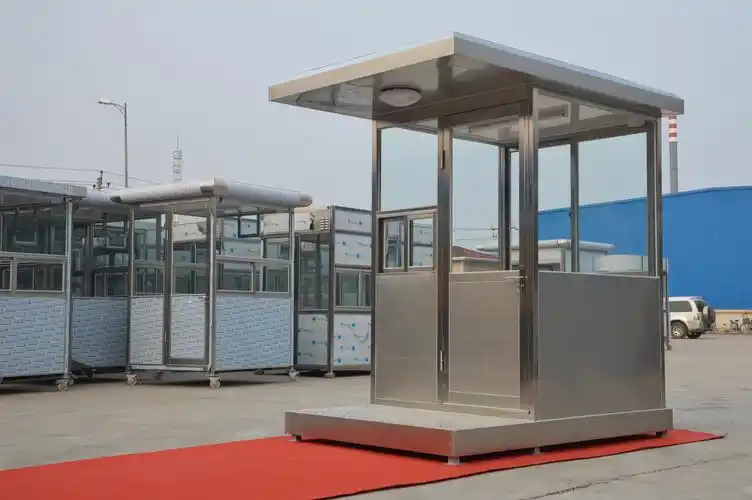 最近选购带站台的不锈钢保安岗亭用户越来越多-捷士通岗亭厂家