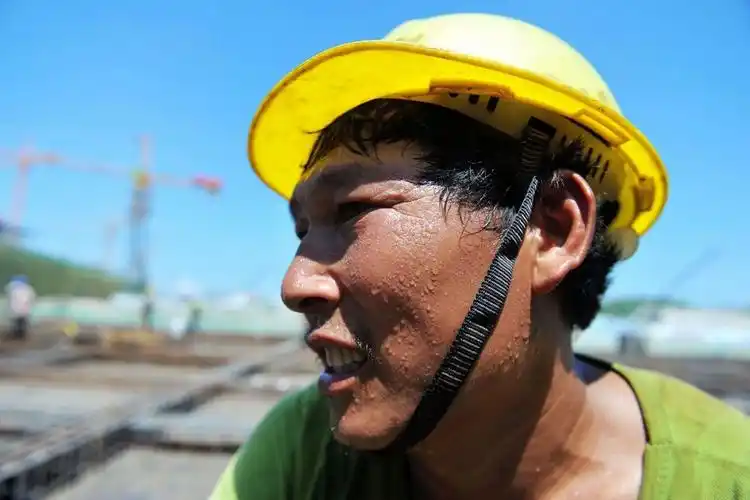 实拍高温下建筑工地农民工汗流浃背手中活不能停