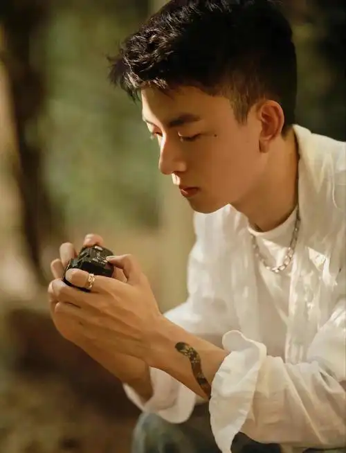 白衬衣帅哥的颜