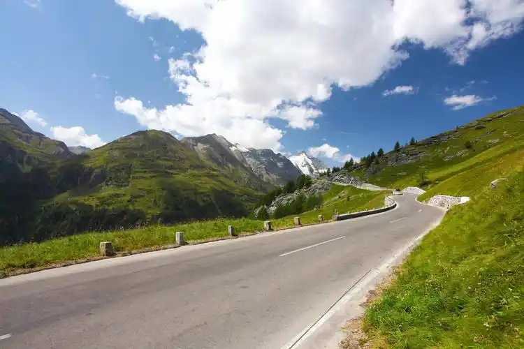 山区公路道路马路晴朗蓝天白云户外风景