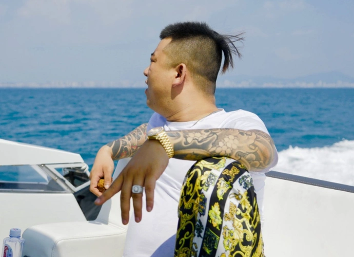 原创网红天津李四纹身上瘾剃光头后纹满整个脑袋粉丝是个狠人