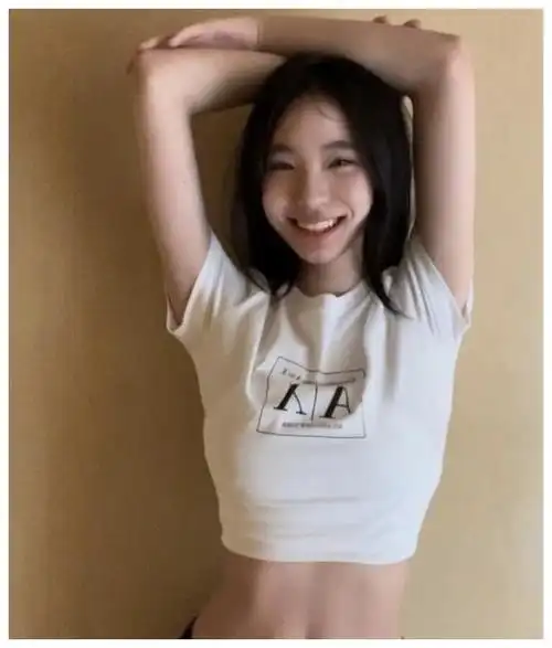 露出纤细小蛮腰,依稀间还能看到马甲线身材比妈妈好