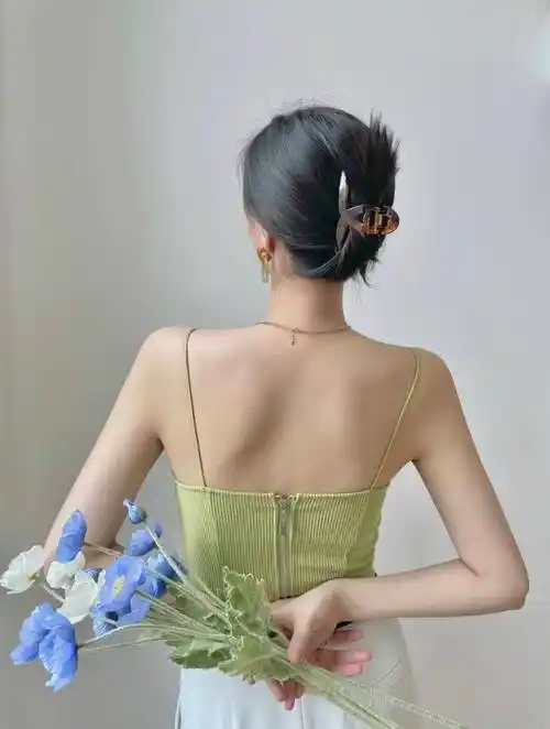 芝麻年华分享只要香肩美背元气满满的少女感