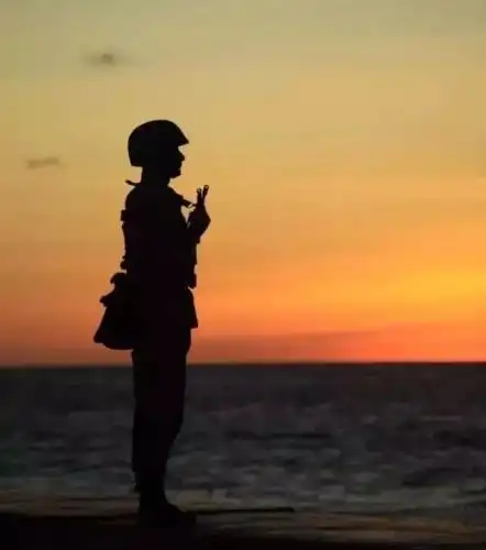 此刻 他们正在边关哨所站岗