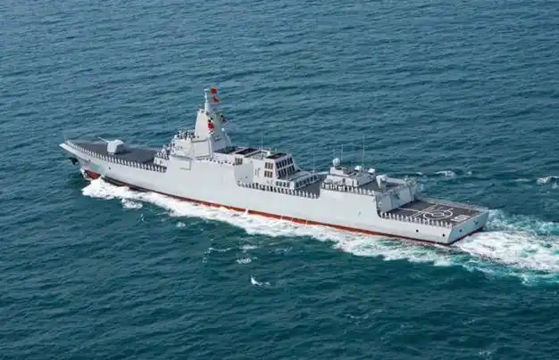 中国第9艘055型大型驱逐舰下水,彰显海军实力,迈向强国之路