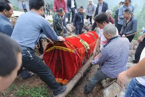 上一页 下一页 作品名称: 如今屈乡红棺葬 之18:从丧架卸下棺材  作品