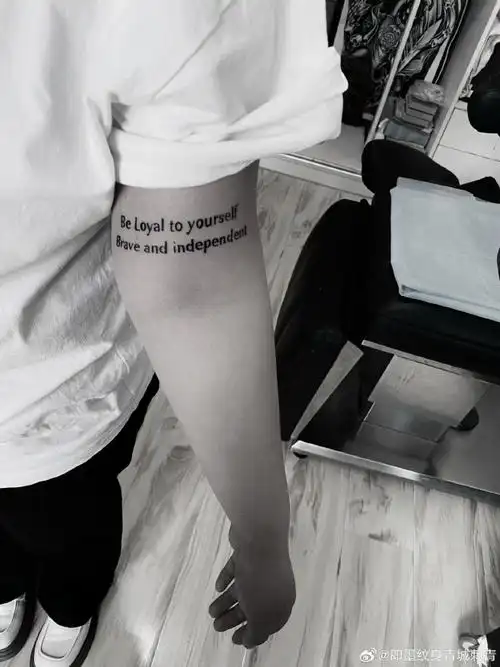 女生手臂纹身字母纹身!女生小清新纹身!