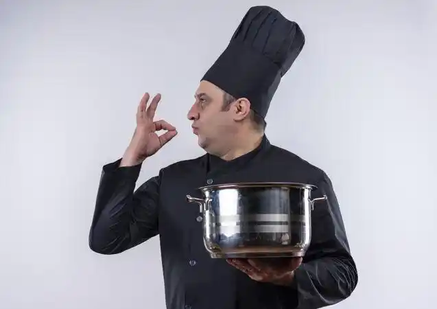 厨师 厨师 简介 制服 男 手势 美味 拿着 平底锅 展示 中年