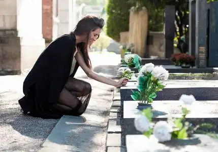 女人在手表前面图片