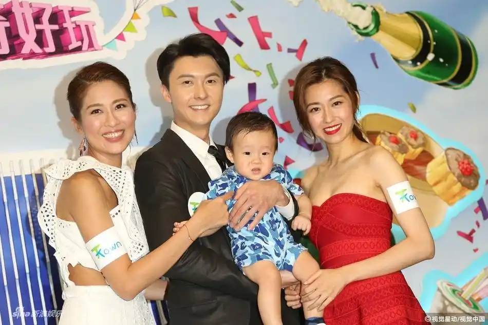 王浩信夫妇抱陈敏之儿子拍照